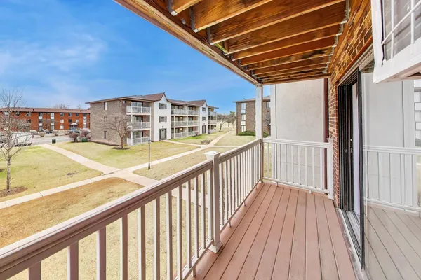$2,200 | 239 North Gregory Street, Unit 8, Aurora, IL 60504