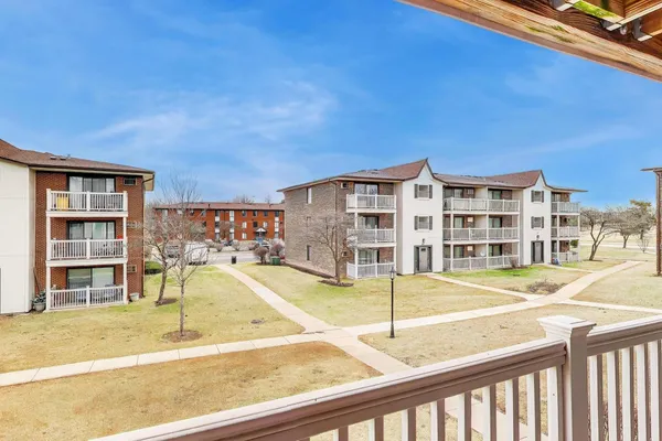 $2,200 | 239 North Gregory Street, Unit 8, Aurora, IL 60504