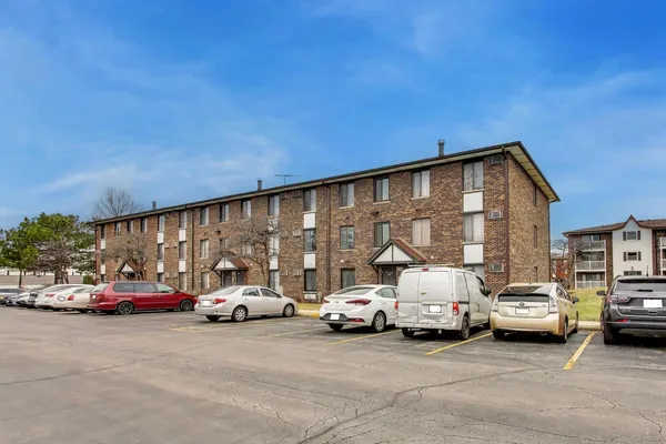 $2,200 | 239 North Gregory Street, Unit 8, Aurora, IL 60504
