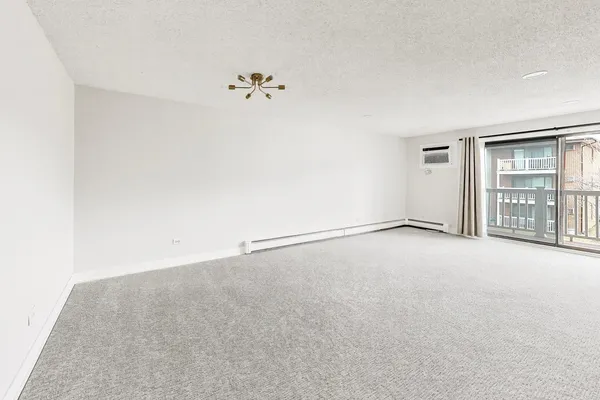 $2,200 | 239 North Gregory Street, Unit 8, Aurora, IL 60504