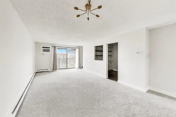 $2,200 | 239 North Gregory Street, Unit 8, Aurora, IL 60504