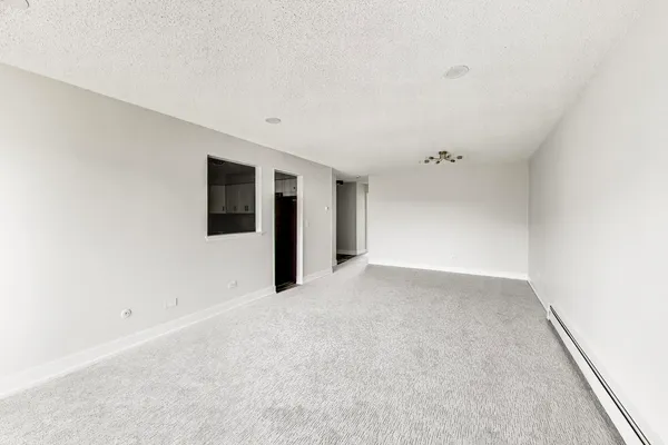 $2,200 | 239 North Gregory Street, Unit 8, Aurora, IL 60504