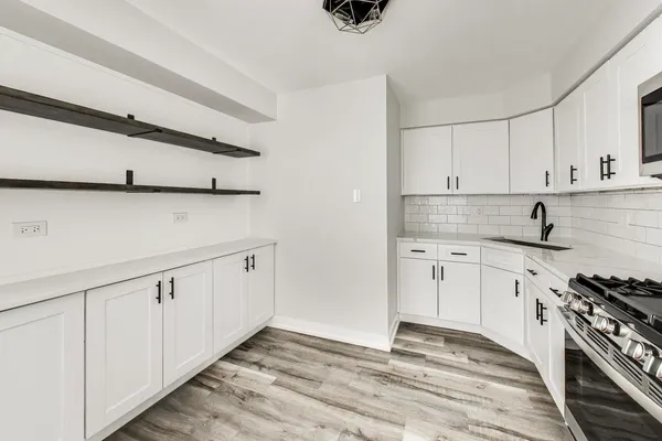 $2,200 | 239 North Gregory Street, Unit 8, Aurora, IL 60504