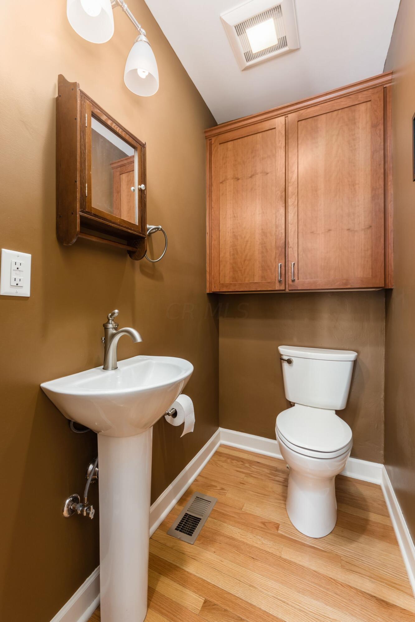 225 Chatham Road Columbus, OH 43214 - Photo 19 of 41 Handy 1st Floor Guest Bath