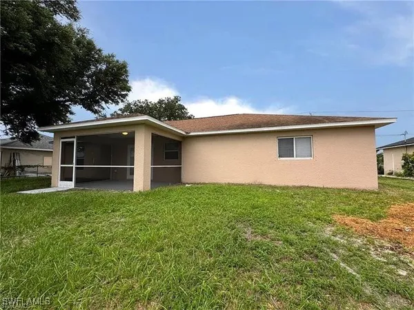 a view of front of house with a yard