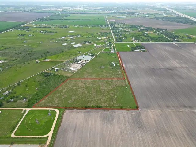 a view of a back yard