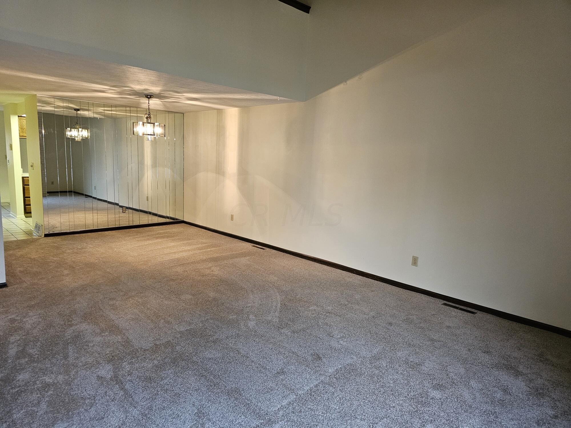 4725 Dierker Road Columbus, OH 43220 - Photo 3 of 23 4725 Dining Area