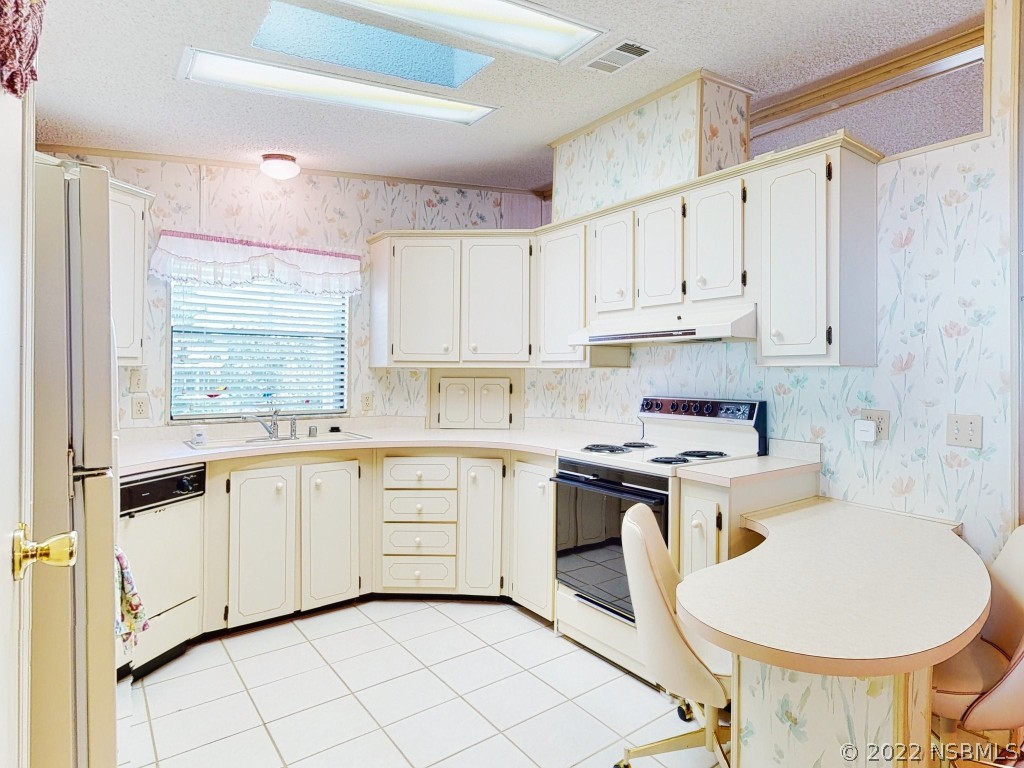 609 Navigators Way Edgewater, FL 32141 - Photo 6 of 38 Gallery Image 6