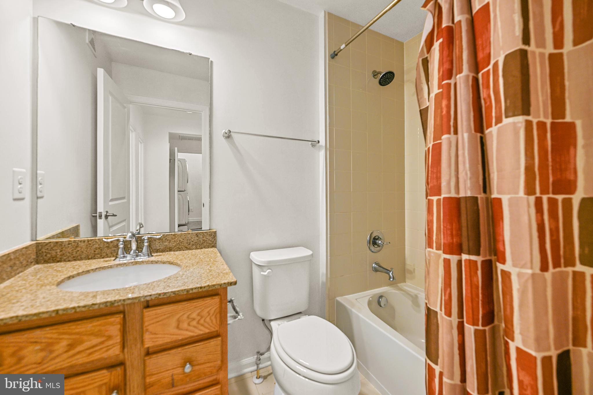 25928 Racing Sun Drive Aldie, VA 20105 - Photo 19 of 32 Hallway Full Bathroom