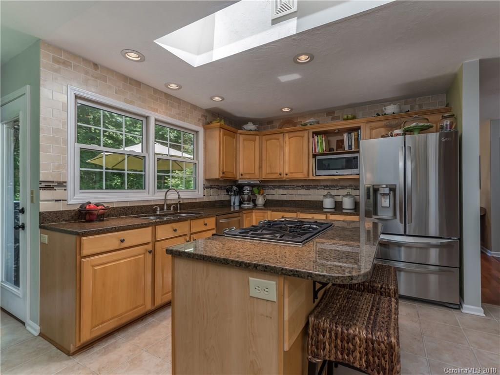 329 Thomas Road Hendersonville, NC 28739 - Photo 10 of 34 Gallery Image 10