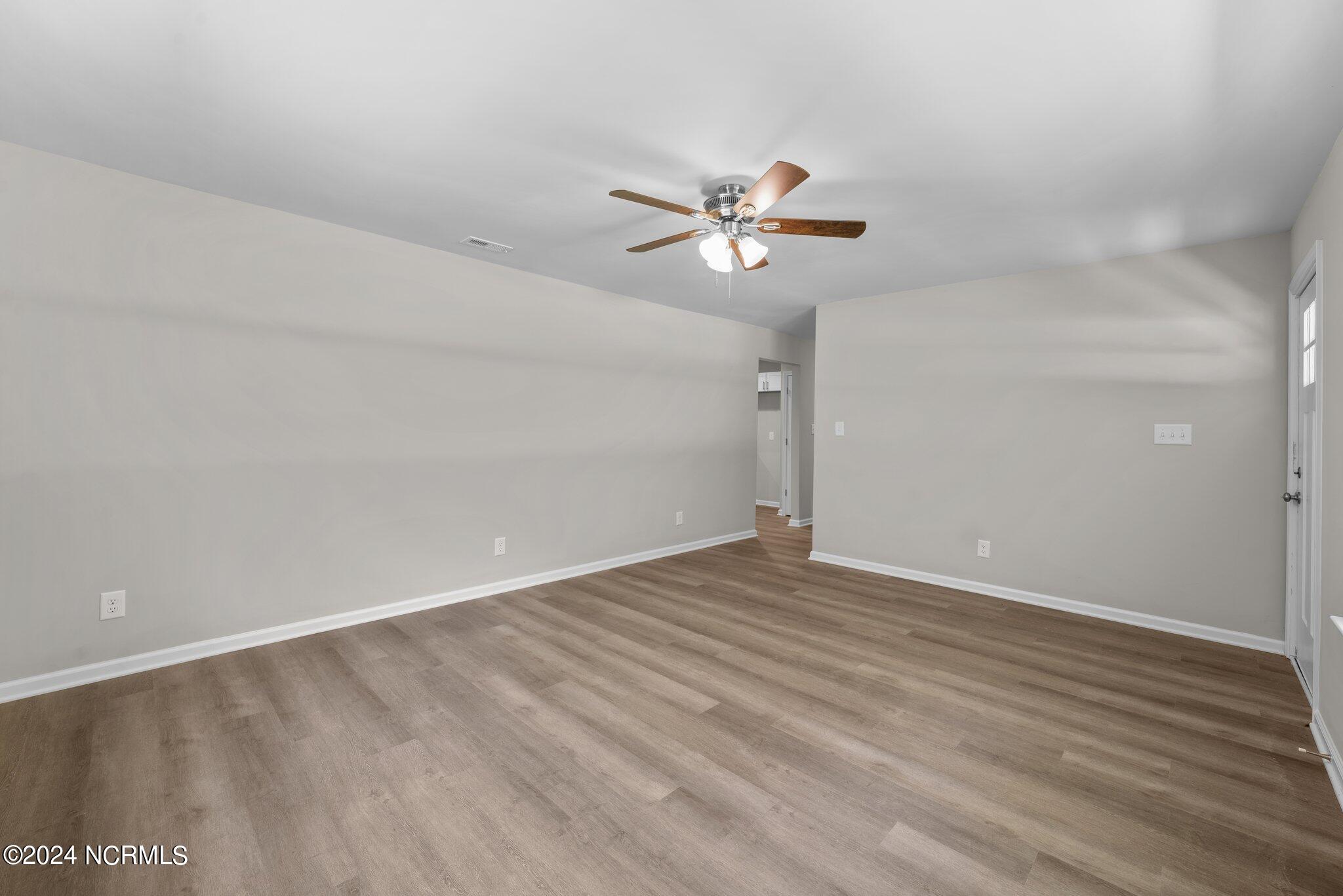 100 Clark Road Bath, NC 27808 - Photo 11 of 31 LIVING ROOM