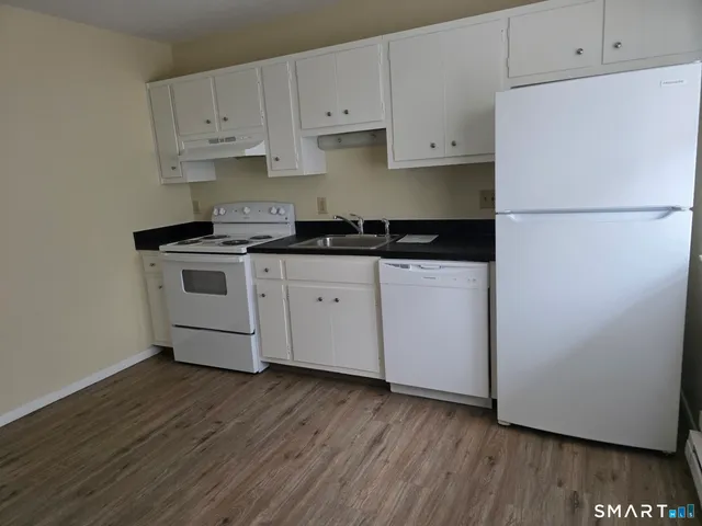 $700 | 100 Hickory Street, Unit H, Norwich, CT 06360