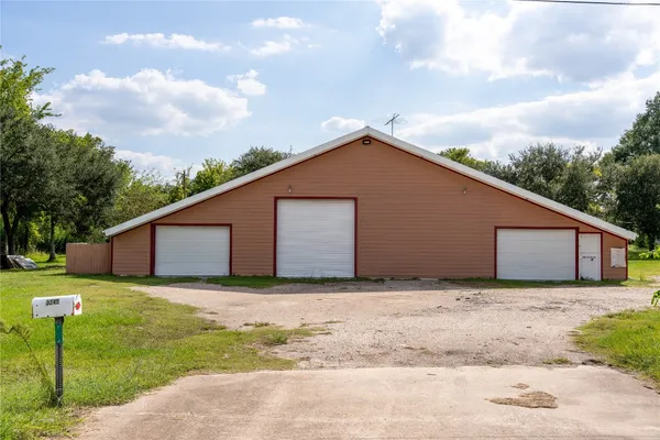 $11,000 | 3245 West Highway 6, Alvin, TX 77511