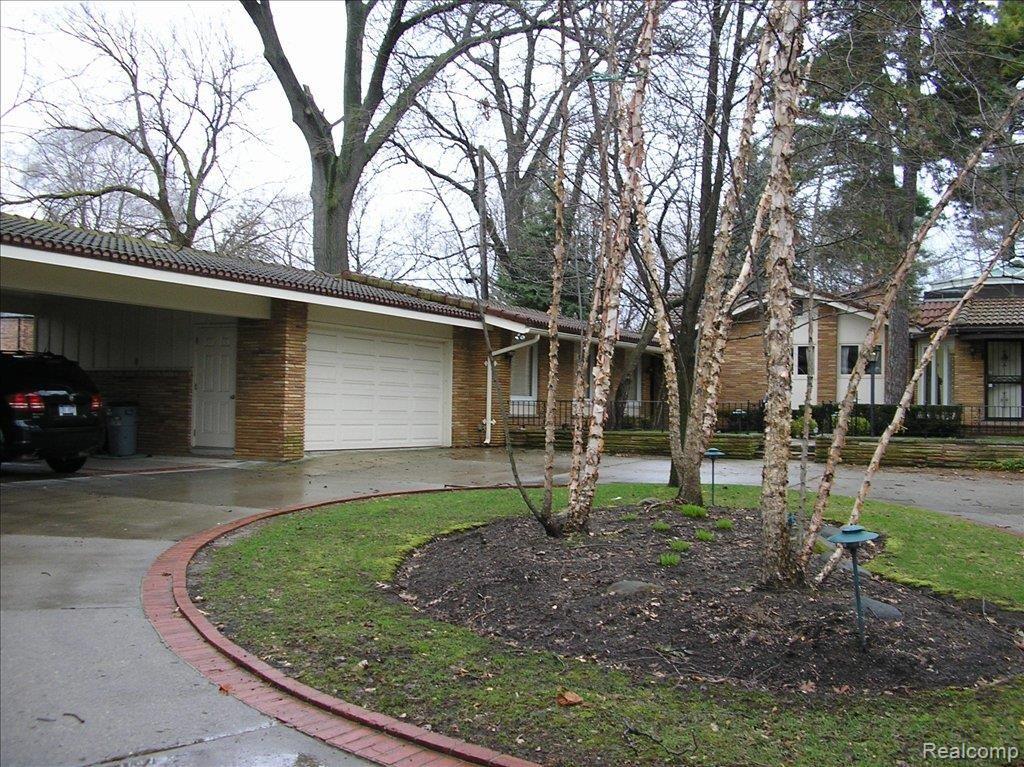 237 Lothrop Road Grosse Pointe, MI 48236 - Photo 2 of 22 P4210046