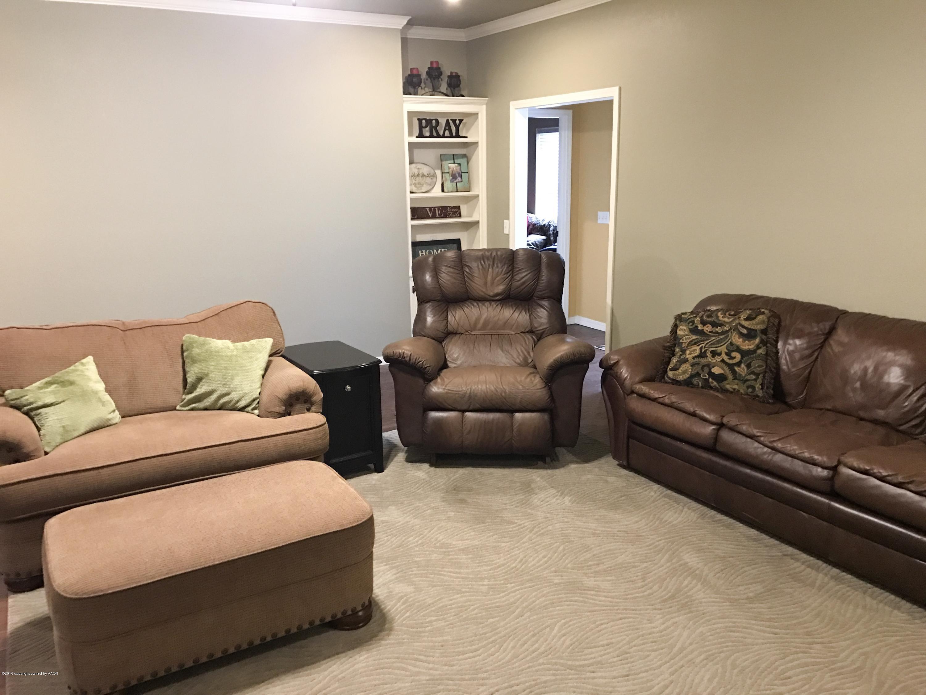 8122 Sheldon Road Amarillo, TX 79119 - Photo 8 of 30 Living Room