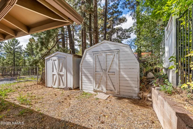 a view of a entrance gate of the house