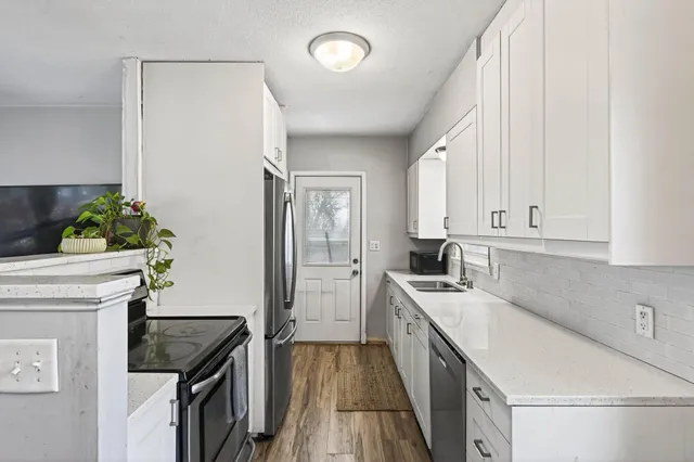 $279,999 | 3115 Kyle Avenue North, Golden Valley, MN 55422