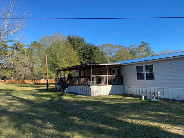 a view of a fountain in front of a house