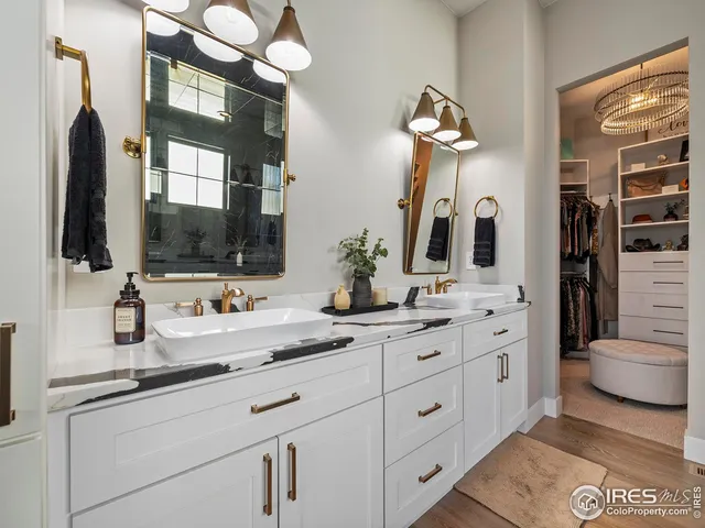 a spacious en suite bathroom with double sink and a mirror