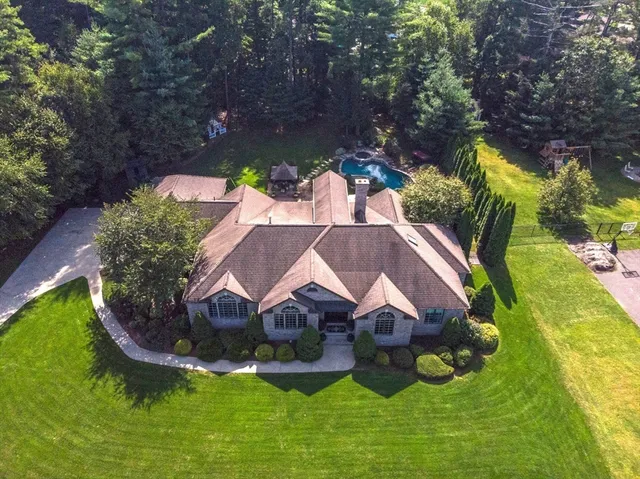 $999,000 | 14 Lexington Circle, Southwick, MA 01077