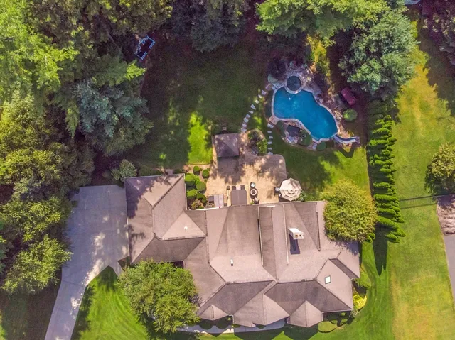 $999,000 | 14 Lexington Circle, Southwick, MA 01077