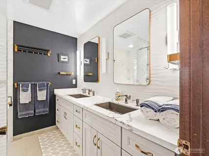 $825,000 | 2625 West Beach Road, Oak Harbor, WA 98277