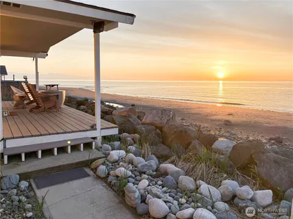 $825,000 | 2625 West Beach Road, Oak Harbor, WA 98277