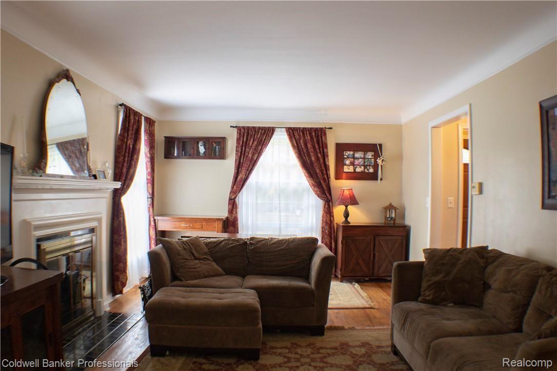 1352 Bishop Road Grosse Pointe, MI 48230 - Photo 15 of 27 16-1352-Bishop-living.jpg