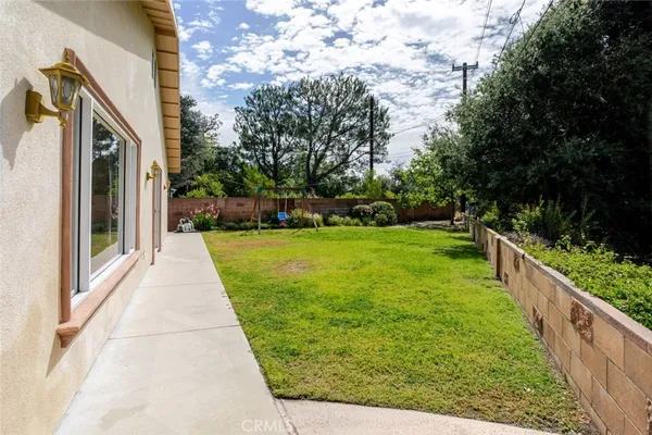 a view of a house with backyard