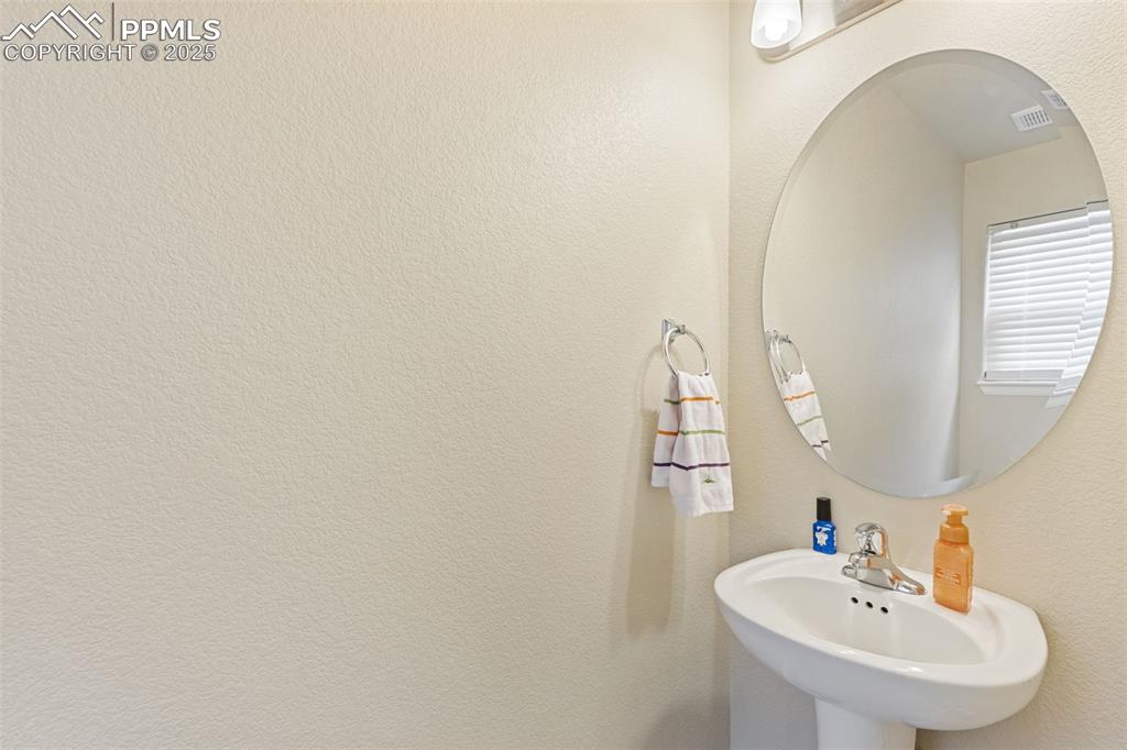 4139 Pk Hvn View Colorado Springs, CO 80917 - Photo 20 of 33 a bathroom with a sink and a mirror