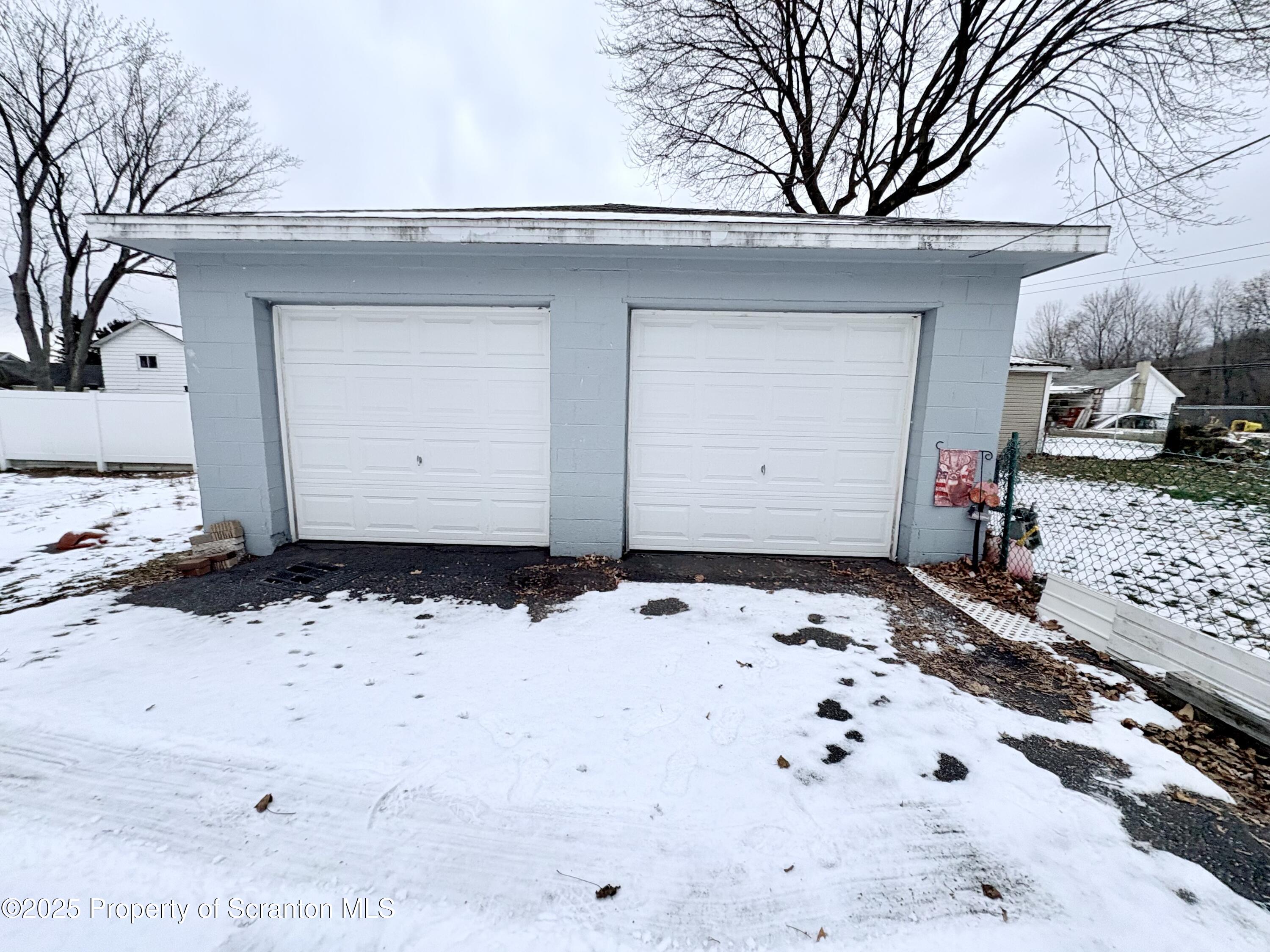 186 Cemetery Street Archbald, PA 18403 - Photo 7 of 28 a view of white house