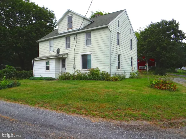 a view of a house with backyard and garden