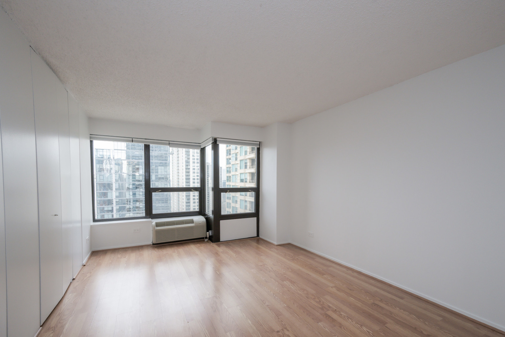 30 East Huron Street, Unit 2204 Chicago, IL 60611 - Photo 13 of 34