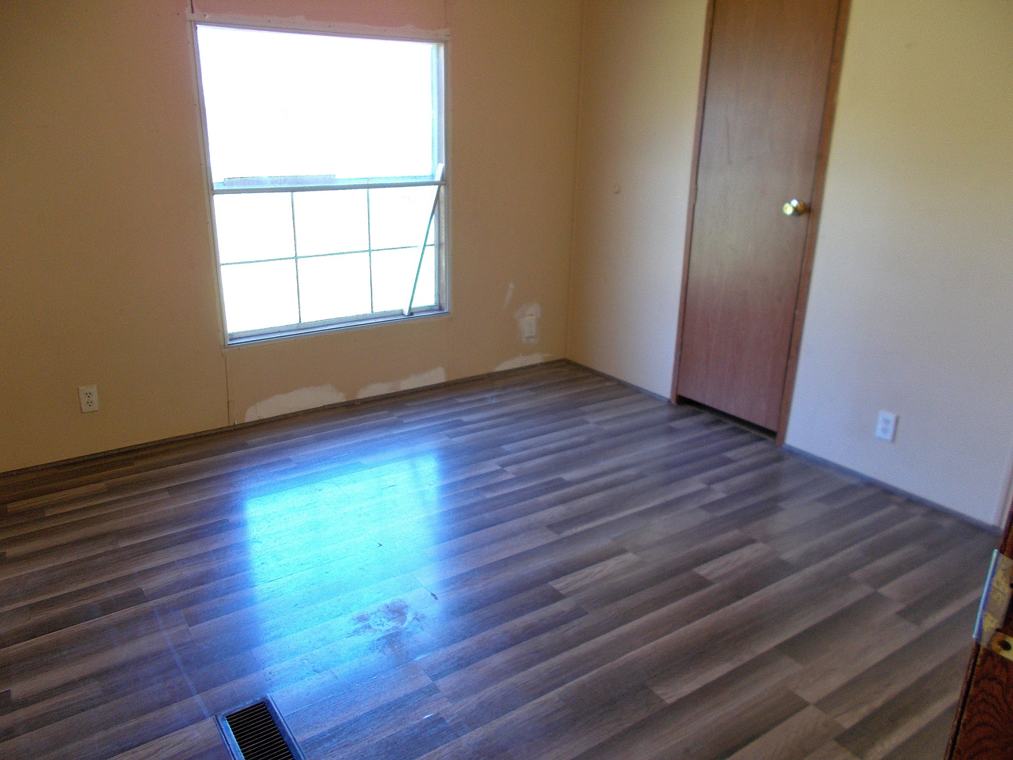 5251 Morgan Creek Road Centerville, TN 37033 - Photo 22 of 31 an empty room with wooden floor and windows