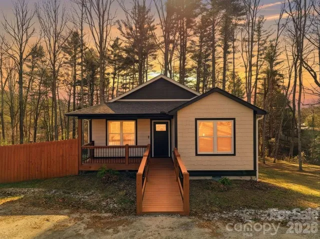 $425,000 | 224 Walt Drive, Hendersonville, NC 28792