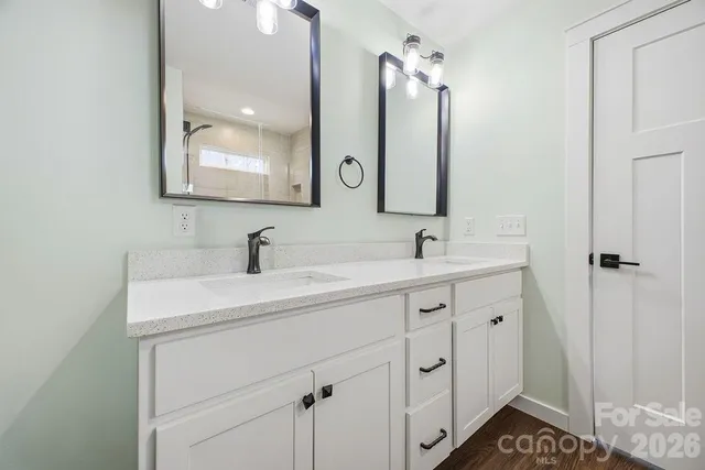 a en suite bathroom with 2 sink and a mirror