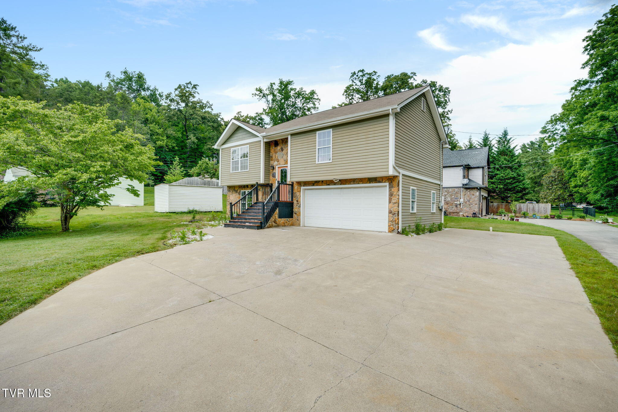 1603 Lone Oak Road Johnson City, TN 37604 - Photo 4 of 36 003