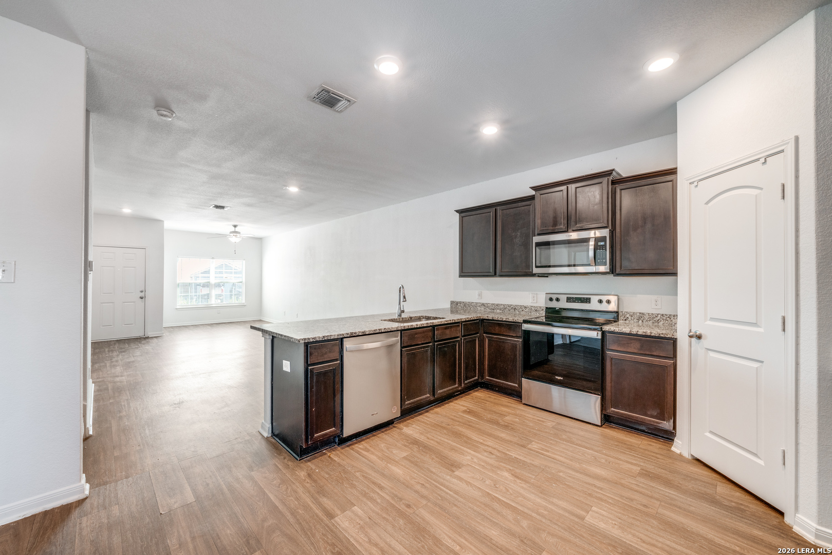 3003 Citron Garden Converse, TX 78109 - Photo 9 of 37