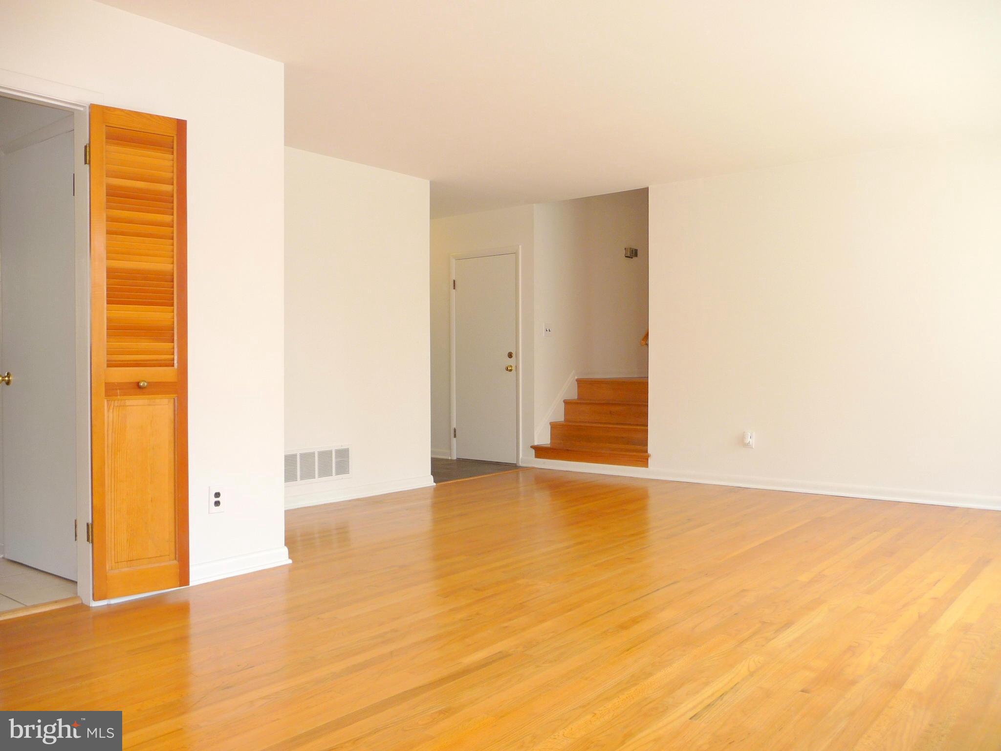 1107 High Country Road Towson, MD 21286 - Photo 4 of 29 Living Room