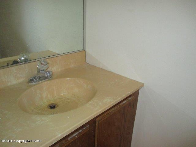 481 Cays Road Stroudsburg, PA 18360 - Photo 9 of 18 HALF BATH