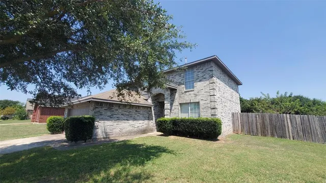 a view of backyard with a garden and trees