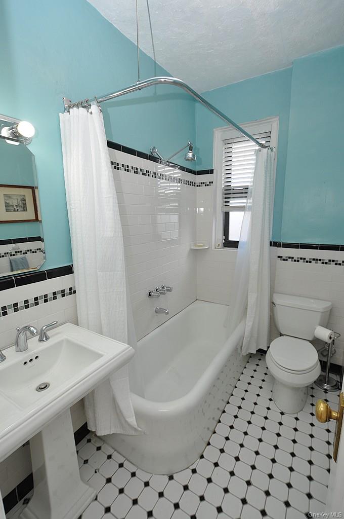 143 Garth Road, Unit 5J Scarsdale, NY 10583 - Photo 22 of 47 a bathroom with a sink toilet and shower