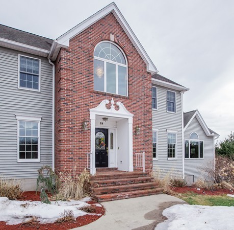 19 Spring Meadows South Hadley, MA 01075 - Photo 3 of 24 Gallery Image 3