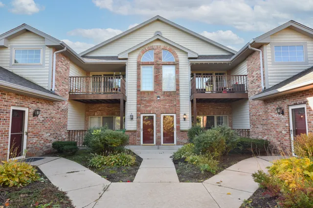 $214,900 | 628 Hillcrest Road, Unit G, Saukville, WI 53080