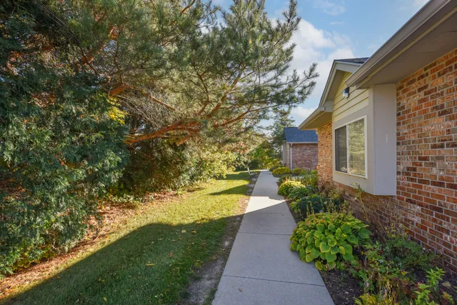 $214,900 | 628 Hillcrest Road, Unit G, Saukville, WI 53080