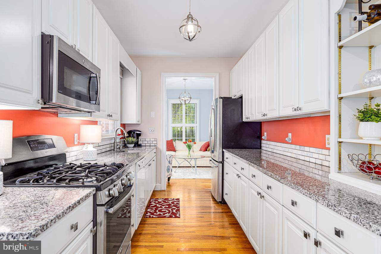 112 Abbey Road Winchester, VA 22602 - Photo 2 of 34 Beautiful granite, tons of cabinet space.