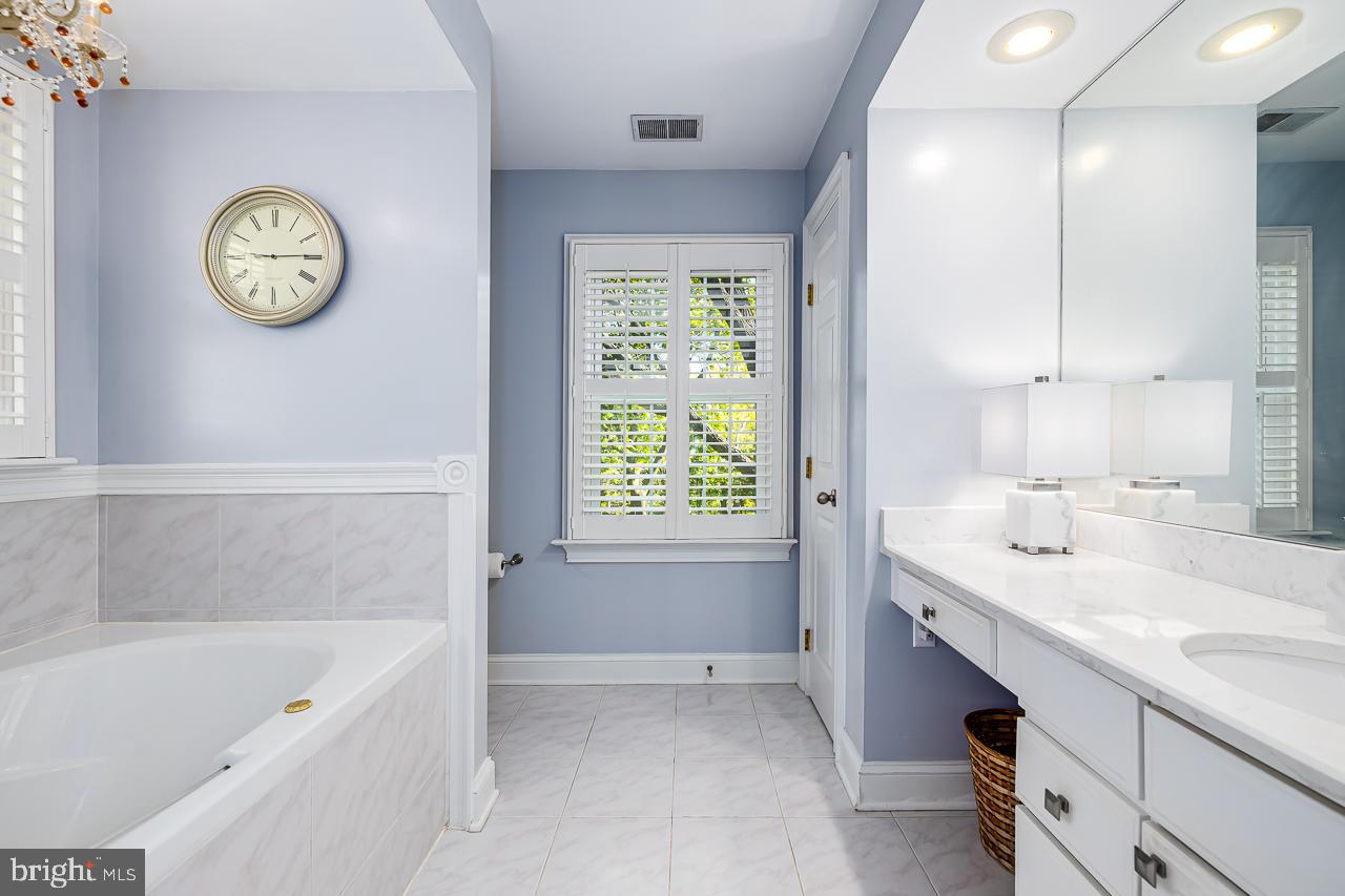 112 Abbey Road Winchester, VA 22602 - Photo 5 of 34 Beautiful main bath.