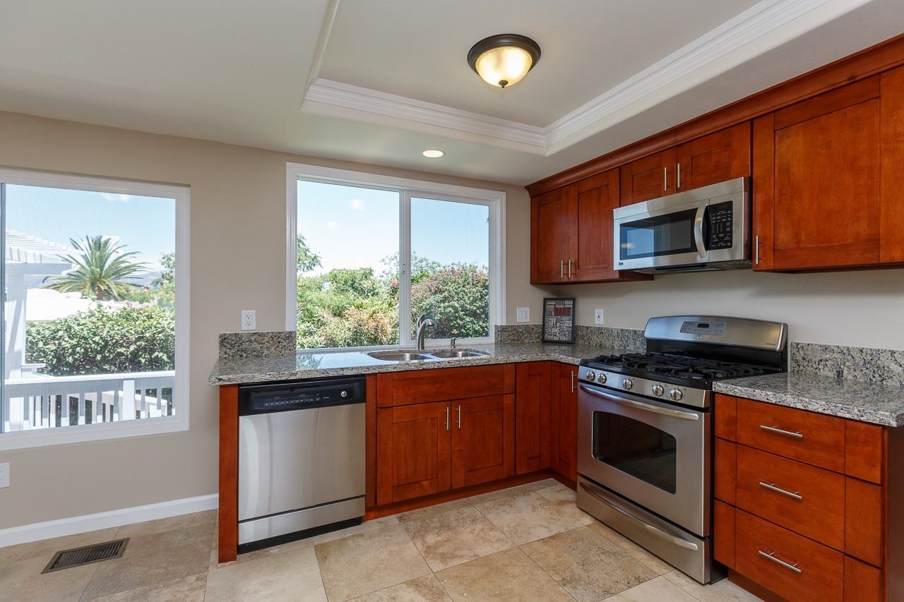 1616 Hawk Ridge Place Escondido, CA 92027 - Photo 2 of 25 Gallery Image 2