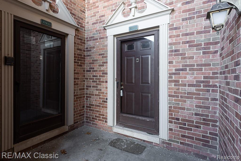 37031 Ridgedale Court Farmington Hills, MI 48331 - Photo 2 of 28