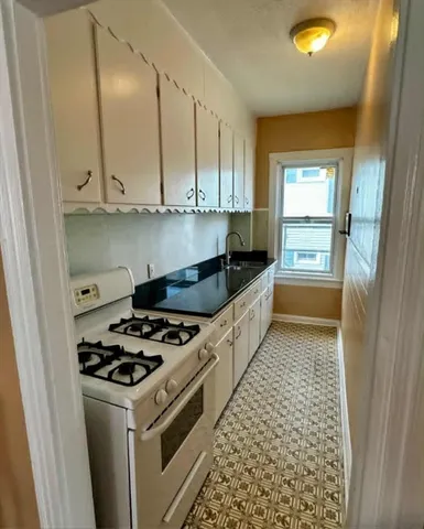 $1,900 | 216 Tremont Street, Unit 2E, Fall River, MA 02720